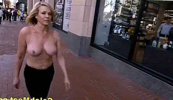 Девчонка наказала свою киску скалкой с кухни, порно видео