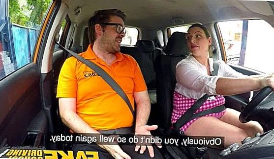 Ната в трусиках с прорезью на промежности пристала к мужу и трахнулась сверху, порно видео