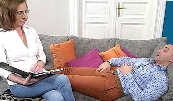 Нежная блондинка показывает себя у скал, порно видео