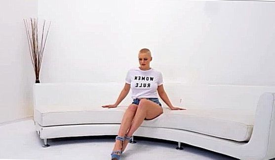 Дрочит свою киску на камеру сотового и кайфует, порно видео
