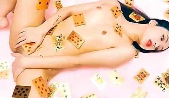 Голые Соло: Стройная дамочка с прикольными сиськами засунула трусики в рот рабу и трахнула его лицо своей мохнатой киской, порно видео