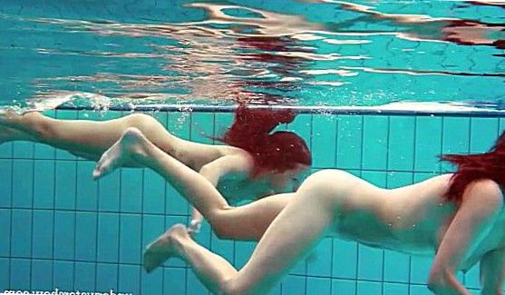 Секс с подругой в чулках по домашнему на кровати, порно видео