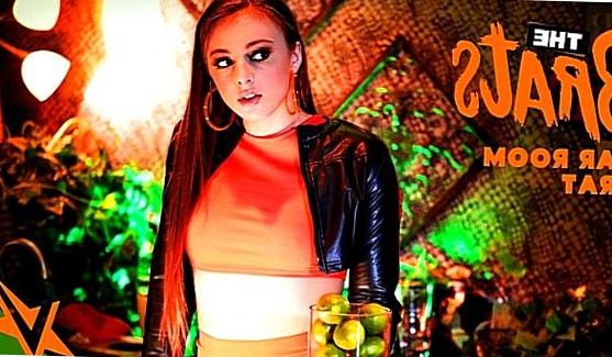 Отдых красотки Victoria Rae не был бы таким прекрасным, если бы не тот секс, который случился с ней, порно видео