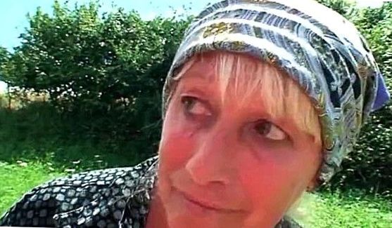 Сучку нещадно дрючат в попку, растягивая ее анал толстым черным пенисом, а потом кончают полный рот спермы, порно видео
