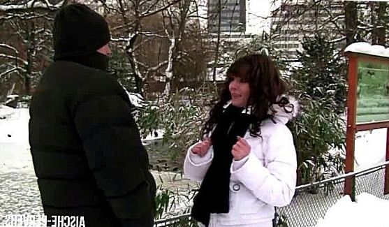 От 1-го Лица: Пока мужа не было, дамочка соскучившаяся по сексу приглашает поебаться своего друга, порно видео