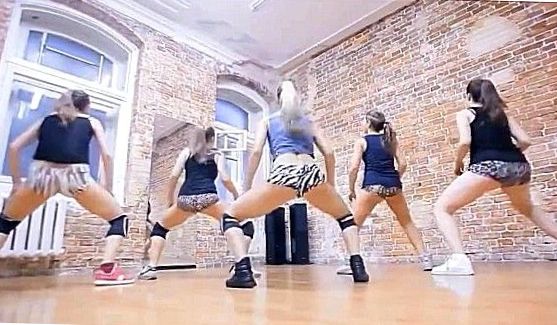Двумя болтами в жопку к Зои Монро, порно видео